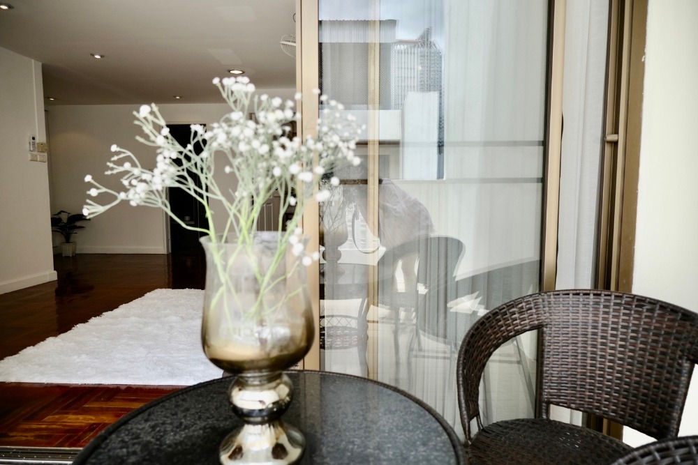 For RentTownhomeSathorn, Narathiwat : 5-STO Townhouse in Compound shared Pool around BTS Chong Nonsi with 5 bedrooms 6 bathrooms, maid room split level about 450 sq m. 2 parking