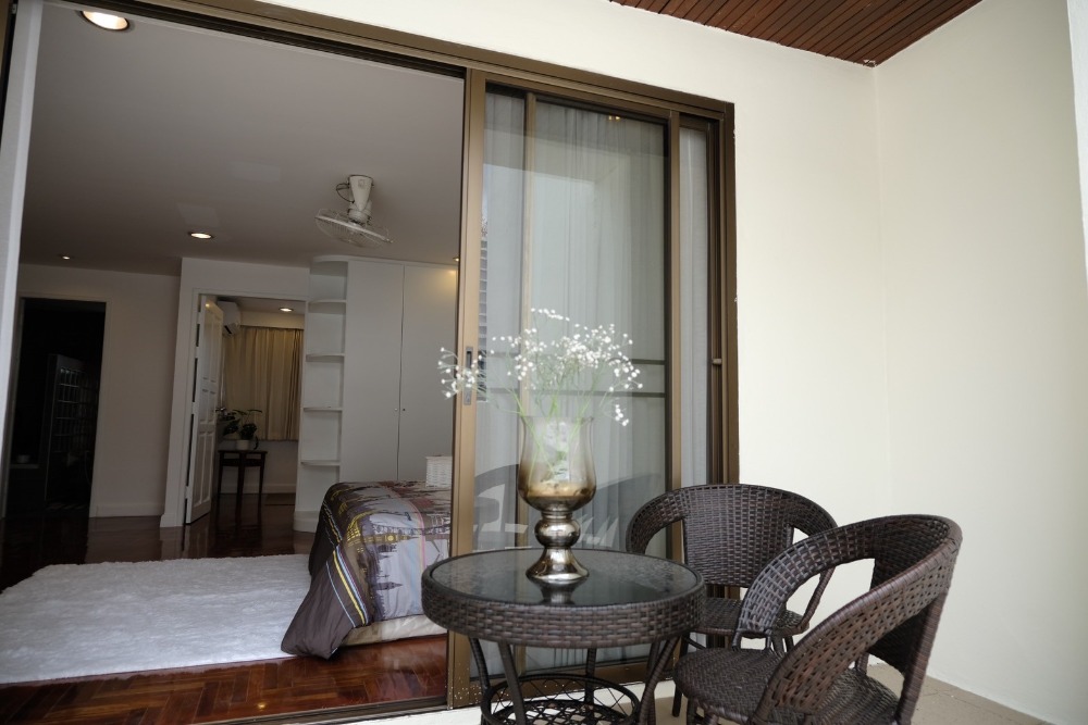 For RentTownhomeSathorn, Narathiwat : 5-STO Townhouse in Compound shared Pool around BTS Chong Nonsi with 5 bedrooms 6 bathrooms, maid room split level about 450 sq m. 2 parking