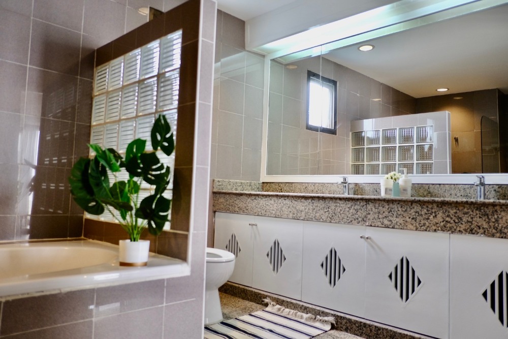 For RentTownhomeSathorn, Narathiwat : 5-STO Townhouse in Compound shared Pool around BTS Chong Nonsi with 5 bedrooms 6 bathrooms, maid room split level about 450 sq m. 2 parking