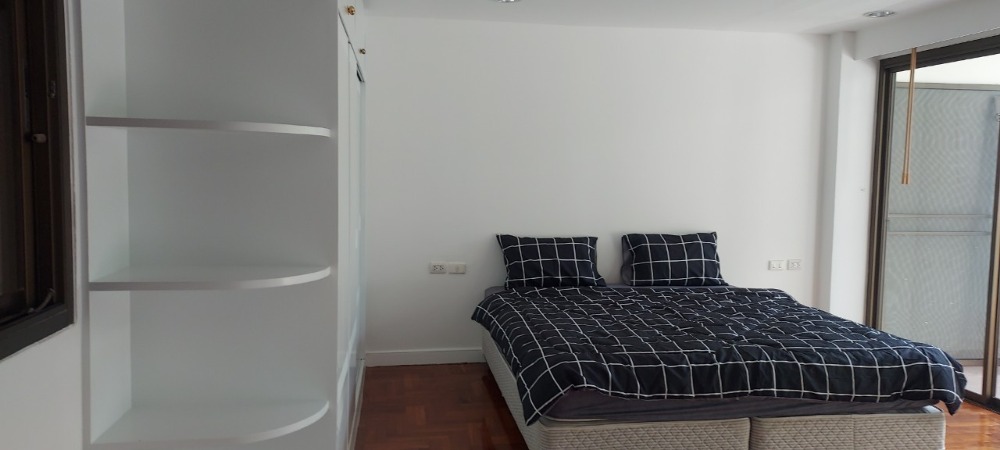 For RentTownhomeSathorn, Narathiwat : 5-STO Townhouse in Compound shared Pool around BTS Chong Nonsi with 5 bedrooms 6 bathrooms, maid room split level about 450 sq m. 2 parking