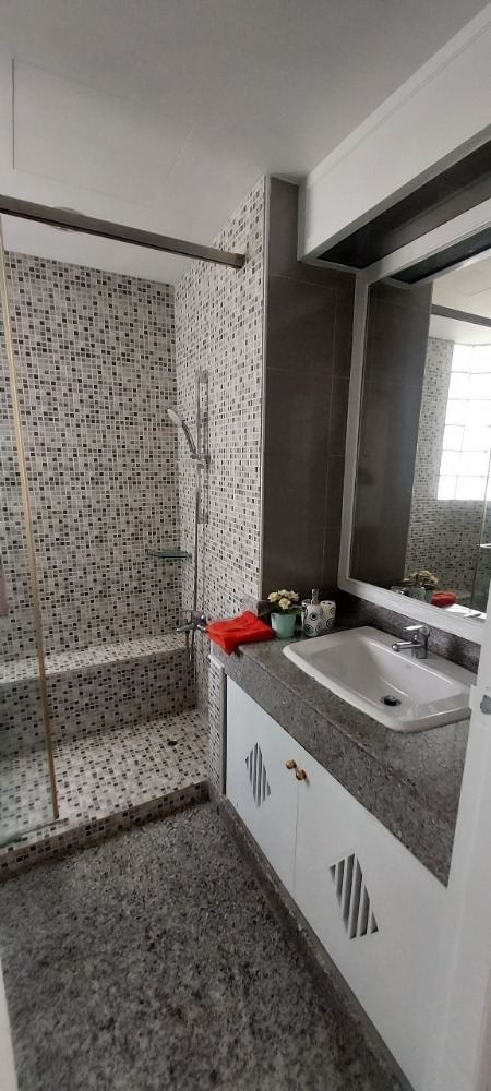 For RentTownhomeSathorn, Narathiwat : 5-STO Townhouse in Compound shared Pool around BTS Chong Nonsi with 5 bedrooms 6 bathrooms, maid room split level about 450 sq m. 2 parking