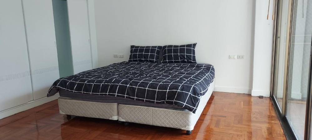 For RentTownhomeSathorn, Narathiwat : 5-STO Townhouse in Compound shared Pool around BTS Chong Nonsi with 5 bedrooms 6 bathrooms, maid room split level about 450 sq m. 2 parking