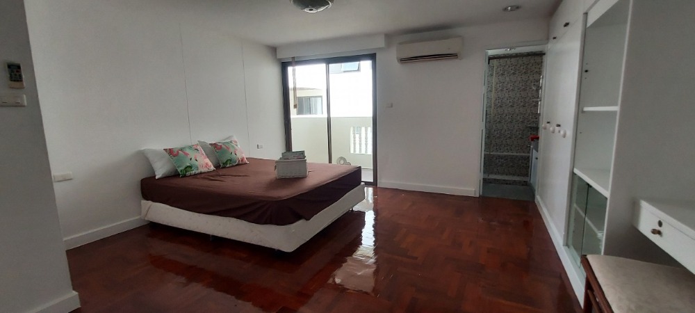 For RentTownhomeSathorn, Narathiwat : 5-STO Townhouse in Compound shared Pool around BTS Chong Nonsi with 5 bedrooms 6 bathrooms, maid room split level about 450 sq m. 2 parking