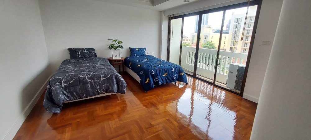 For RentTownhomeSathorn, Narathiwat : 5-STO Townhouse in Compound shared Pool around BTS Chong Nonsi with 5 bedrooms 6 bathrooms, maid room split level about 450 sq m. 2 parking