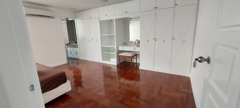 For RentTownhomeSathorn, Narathiwat : 5-STO Townhouse in Compound shared Pool around BTS Chong Nonsi with 5 bedrooms 6 bathrooms, maid room split level about 450 sq m. 2 parking