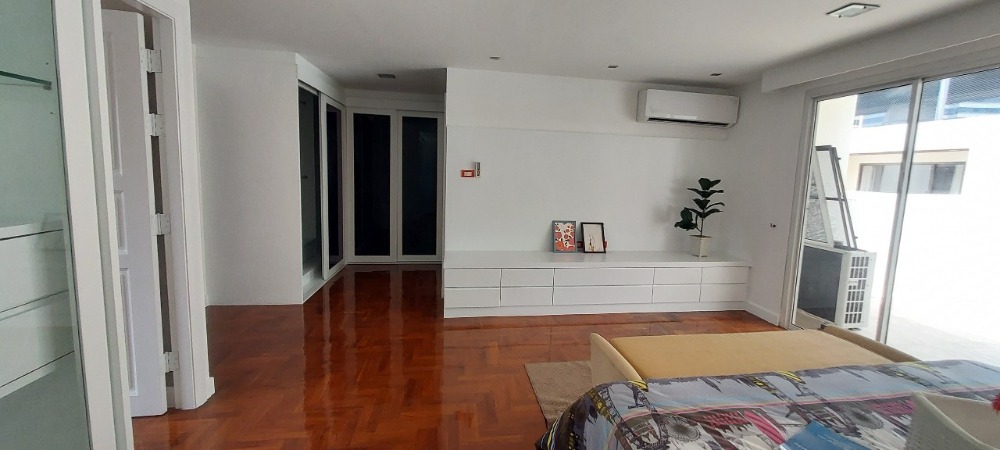 For RentTownhomeSathorn, Narathiwat : 5-STO Townhouse in Compound shared Pool around BTS Chong Nonsi with 5 bedrooms 6 bathrooms, maid room split level about 450 sq m. 2 parking