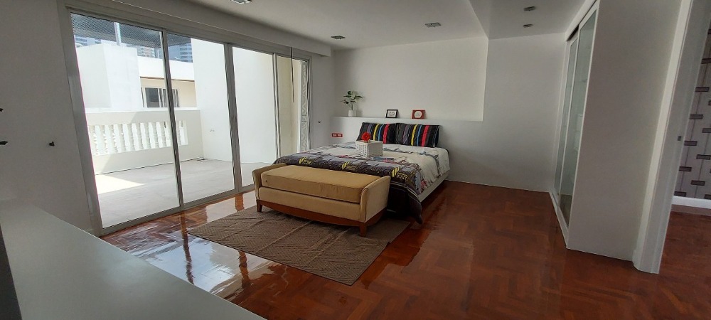 For RentTownhomeSathorn, Narathiwat : 5-STO Townhouse in Compound shared Pool around BTS Chong Nonsi with 5 bedrooms 6 bathrooms, maid room split level about 450 sq m. 2 parking