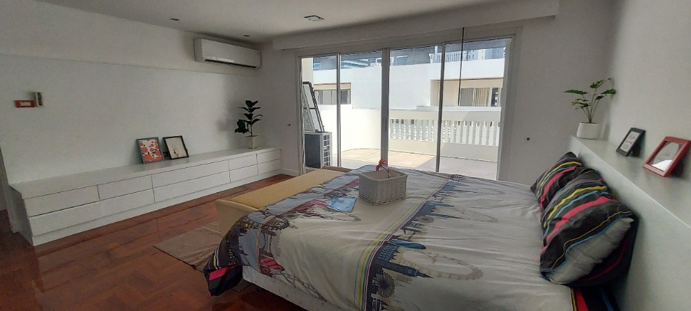 For RentTownhomeSathorn, Narathiwat : 5-STO Townhouse in Compound shared Pool around BTS Chong Nonsi with 5 bedrooms 6 bathrooms, maid room split level about 450 sq m. 2 parking