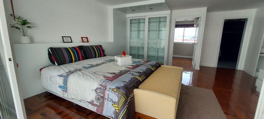 For RentTownhomeSathorn, Narathiwat : 5-STO Townhouse in Compound shared Pool around BTS Chong Nonsi with 5 bedrooms 6 bathrooms, maid room split level about 450 sq m. 2 parking