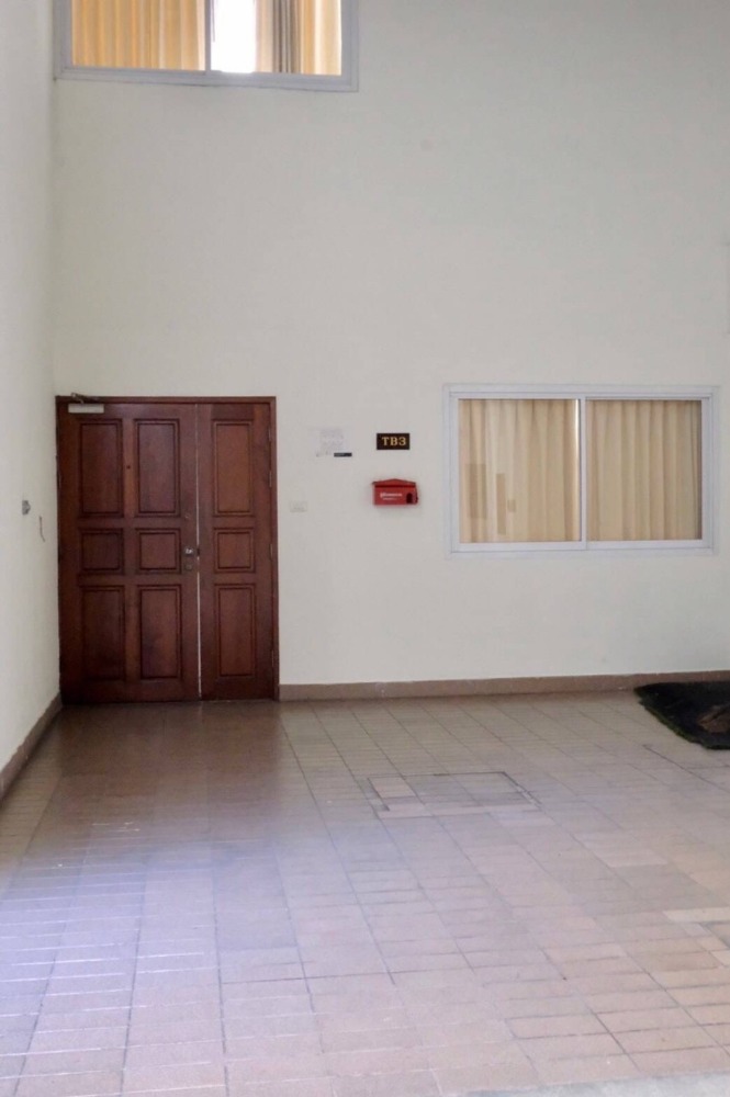 For RentTownhomeSathorn, Narathiwat : 5-STO Townhouse in Compound shared Pool around BTS Chong Nonsi with 5 bedrooms 6 bathrooms, maid room split level about 450 sq m. 2 parking