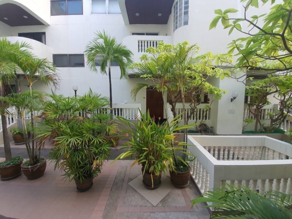 For RentTownhomeSathorn, Narathiwat : 5-STO Townhouse in Compound shared Pool around BTS Chong Nonsi with 5 bedrooms 6 bathrooms, maid room split level about 450 sq m. 2 parking