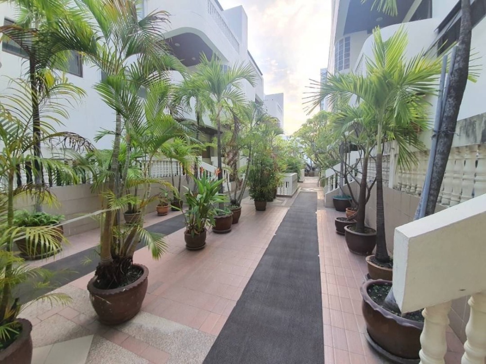 For RentTownhomeSathorn, Narathiwat : 5-STO Townhouse in Compound shared Pool around BTS Chong Nonsi with 5 bedrooms 6 bathrooms, maid room split level about 450 sq m. 2 parking