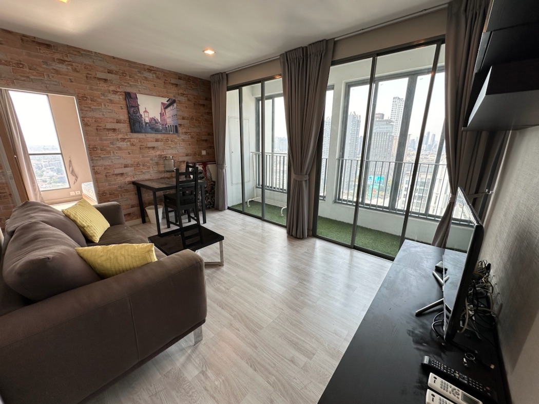 For RentCondoOnnut, Udomsuk : Condo For Rent | 2 Bedrooms, 2 Bathrooms, Pool View, Conner Room, Top Floor “Ideo Mobi Sukhumvit 81” 60 Sq.m. Near BTS Onnut