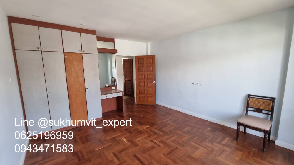 For SaleTownhomeSukhumvit, Asoke, Thonglor : 4-story townhome with rooftop, Soi Ekamai, land size 24 sq wah, usable area 270 sq m, has a swimming pool, beautiful view, calm, shady, good direction, not hot.