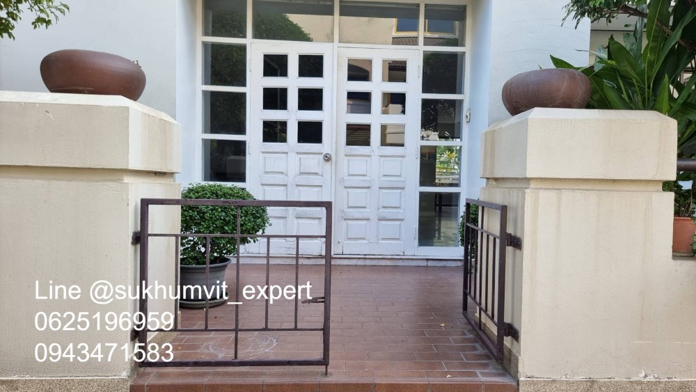 For SaleTownhomeSukhumvit, Asoke, Thonglor : 4-story townhome with rooftop, Soi Ekamai, land size 24 sq wah, usable area 270 sq m, has a swimming pool, beautiful view, calm, shady, good direction, not hot.