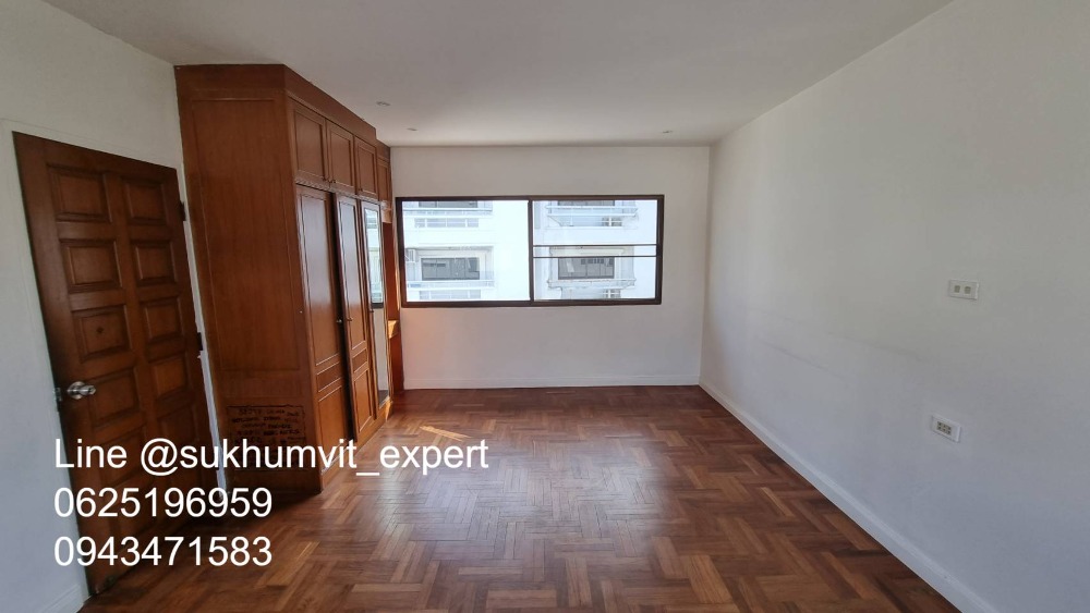 For SaleTownhomeSukhumvit, Asoke, Thonglor : 4-story townhome with rooftop, Soi Ekamai, land size 24 sq wah, usable area 270 sq m, has a swimming pool, beautiful view, calm, shady, good direction, not hot.