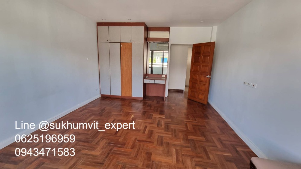 For SaleTownhomeSukhumvit, Asoke, Thonglor : 4-story townhome with rooftop, Soi Ekamai, land size 24 sq wah, usable area 270 sq m, has a swimming pool, beautiful view, calm, shady, good direction, not hot.
