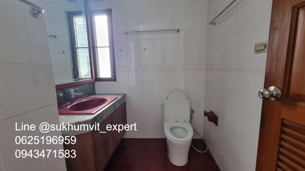 For SaleTownhomeSukhumvit, Asoke, Thonglor : 4-story townhome with rooftop, Soi Ekamai, land size 24 sq wah, usable area 270 sq m, has a swimming pool, beautiful view, calm, shady, good direction, not hot.