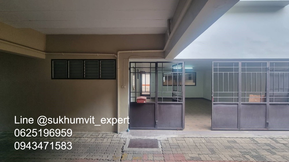 For SaleTownhomeSukhumvit, Asoke, Thonglor : 4-story townhome with rooftop, Soi Ekamai, land size 24 sq wah, usable area 270 sq m, has a swimming pool, beautiful view, calm, shady, good direction, not hot.