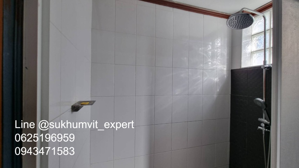 For SaleTownhomeSukhumvit, Asoke, Thonglor : 4-story townhome with rooftop, Soi Ekamai, land size 24 sq wah, usable area 270 sq m, has a swimming pool, beautiful view, calm, shady, good direction, not hot.
