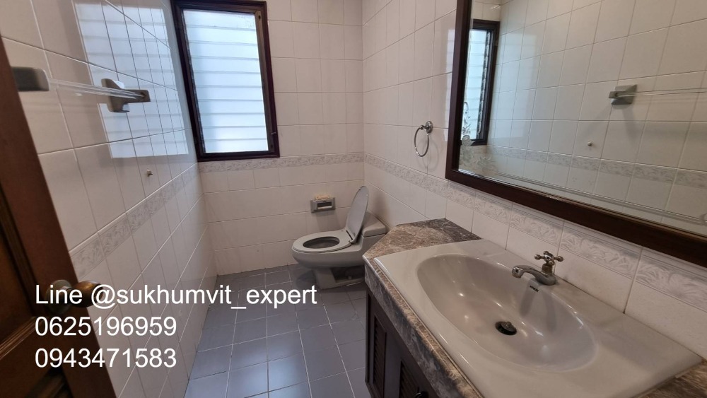 For SaleTownhomeSukhumvit, Asoke, Thonglor : 4-story townhome with rooftop, Soi Ekamai, land size 24 sq wah, usable area 270 sq m, has a swimming pool, beautiful view, calm, shady, good direction, not hot.
