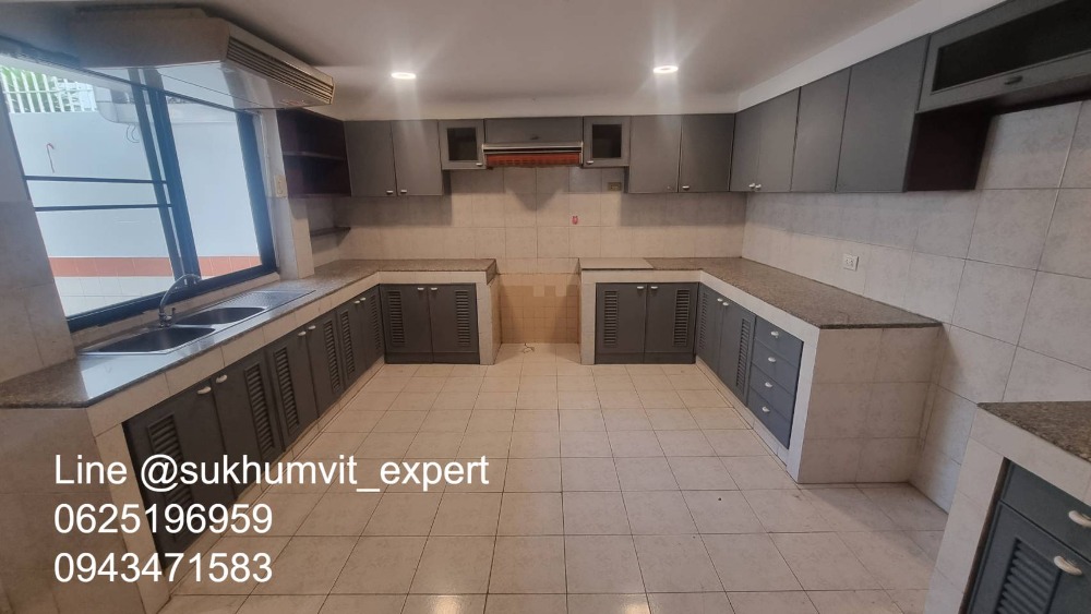For SaleTownhomeSukhumvit, Asoke, Thonglor : 4-story townhome with rooftop, Soi Ekamai, land size 24 sq wah, usable area 270 sq m, has a swimming pool, beautiful view, calm, shady, good direction, not hot.