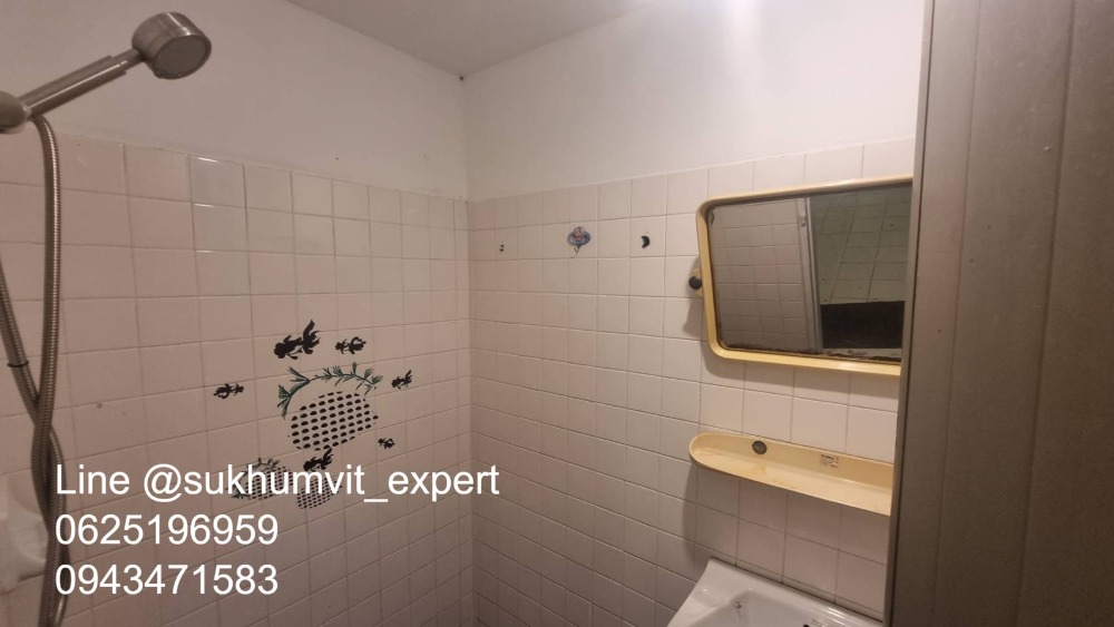 For SaleTownhomeSukhumvit, Asoke, Thonglor : 4-story townhome with rooftop, Soi Ekamai, land size 24 sq wah, usable area 270 sq m, has a swimming pool, beautiful view, calm, shady, good direction, not hot.