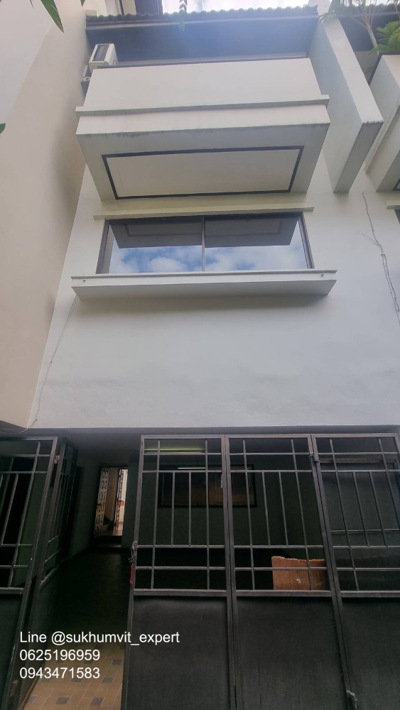 For SaleTownhomeSukhumvit, Asoke, Thonglor : 4-story townhome with rooftop, Soi Ekamai, land size 24 sq wah, usable area 270 sq m, has a swimming pool, beautiful view, calm, shady, good direction, not hot.