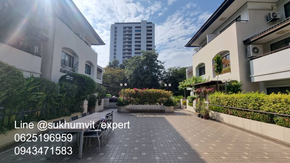 For SaleTownhomeSukhumvit, Asoke, Thonglor : 4-story townhome with rooftop, Soi Ekamai, land size 24 sq wah, usable area 270 sq m, has a swimming pool, beautiful view, calm, shady, good direction, not hot.