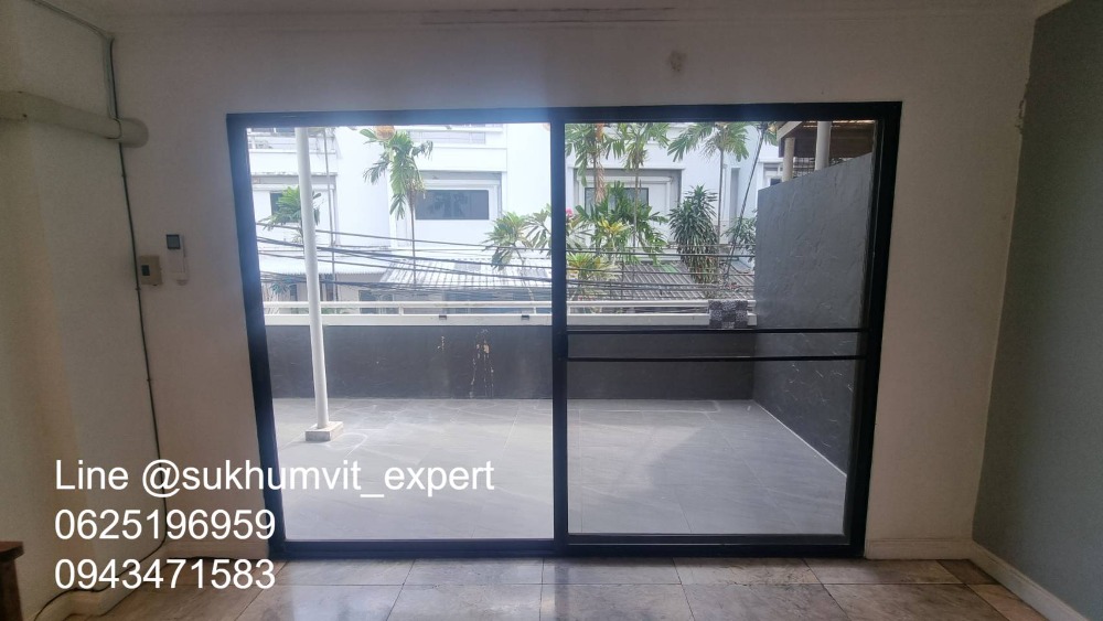 For SaleTownhomeSukhumvit, Asoke, Thonglor : 4-story townhome with rooftop, Soi Ekamai, land size 24 sq wah, usable area 270 sq m, has a swimming pool, beautiful view, calm, shady, good direction, not hot.