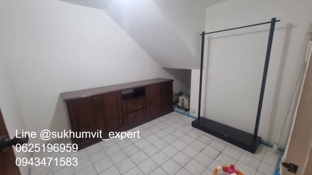 For SaleTownhomeSukhumvit, Asoke, Thonglor : 4-story townhome with rooftop, Soi Ekamai, land size 24 sq wah, usable area 270 sq m, has a swimming pool, beautiful view, calm, shady, good direction, not hot.