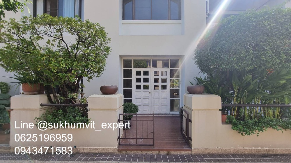 For SaleTownhomeSukhumvit, Asoke, Thonglor : 4-story townhome with rooftop, Soi Ekamai, land size 24 sq wah, usable area 270 sq m, has a swimming pool, beautiful view, calm, shady, good direction, not hot.