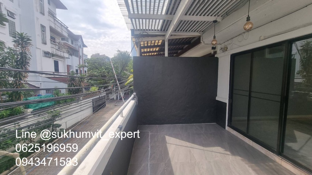 For SaleTownhomeSukhumvit, Asoke, Thonglor : 4-story townhome with rooftop, Soi Ekamai, land size 24 sq wah, usable area 270 sq m, has a swimming pool, beautiful view, calm, shady, good direction, not hot.