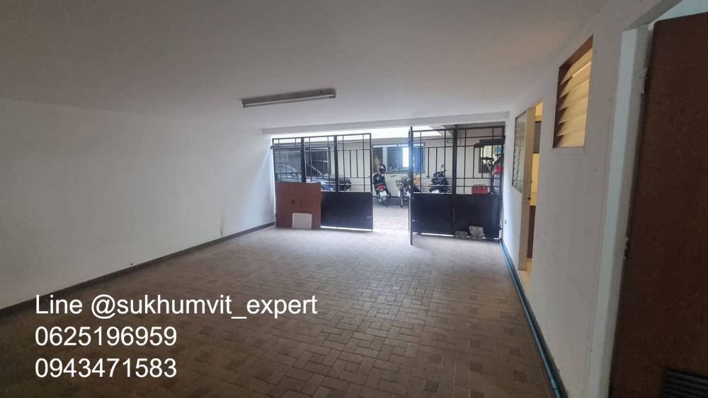 For SaleTownhomeSukhumvit, Asoke, Thonglor : 4-story townhome with rooftop, Soi Ekamai, land size 24 sq wah, usable area 270 sq m, has a swimming pool, beautiful view, calm, shady, good direction, not hot.