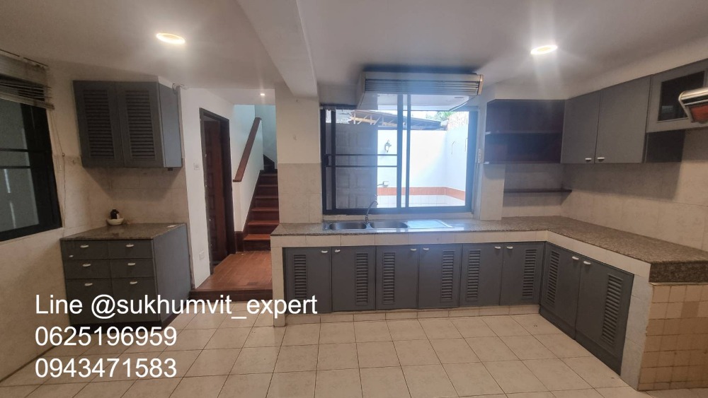 For SaleTownhomeSukhumvit, Asoke, Thonglor : 4-story townhome with rooftop, Soi Ekamai, land size 24 sq wah, usable area 270 sq m, has a swimming pool, beautiful view, calm, shady, good direction, not hot.