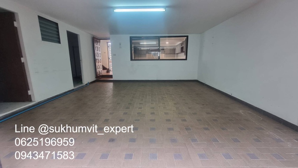 For SaleTownhomeSukhumvit, Asoke, Thonglor : 4-story townhome with rooftop, Soi Ekamai, land size 24 sq wah, usable area 270 sq m, has a swimming pool, beautiful view, calm, shady, good direction, not hot.