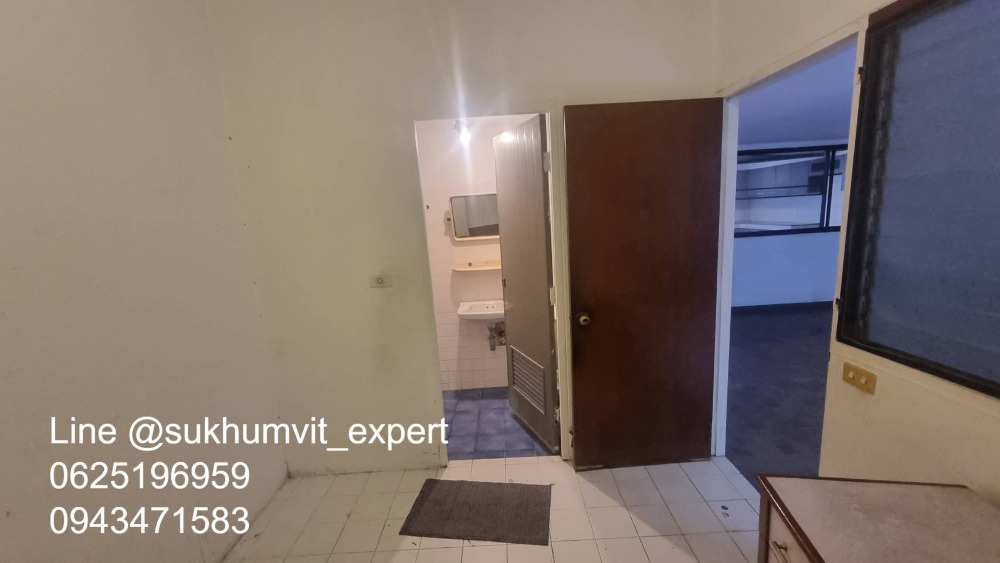 For SaleTownhomeSukhumvit, Asoke, Thonglor : 4-story townhome with rooftop, Soi Ekamai, land size 24 sq wah, usable area 270 sq m, has a swimming pool, beautiful view, calm, shady, good direction, not hot.
