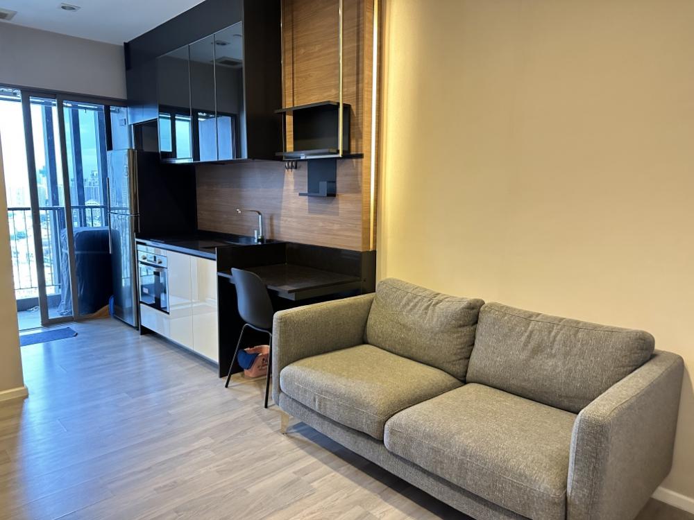 For RentCondoSathorn, Narathiwat : 🌈 (𝐅𝐨𝐫 𝐅𝐨𝐫 𝐑𝐞𝐧𝐭) The Room Sathorn Condo, Louis 🔸 Size 35 SQM.🔸1 Bedroom 1 Bathrooms 💰 Rent 18,000/month (1 year rental contract)