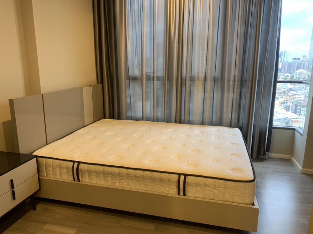 For RentCondoSathorn, Narathiwat : 🌈 (𝐅𝐨𝐫 𝐅𝐨𝐫 𝐑𝐞𝐧𝐭) The Room Sathorn Condo, Louis 🔸 Size 35 SQM.🔸1 Bedroom 1 Bathrooms 💰 Rent 18,000/month (1 year rental contract)