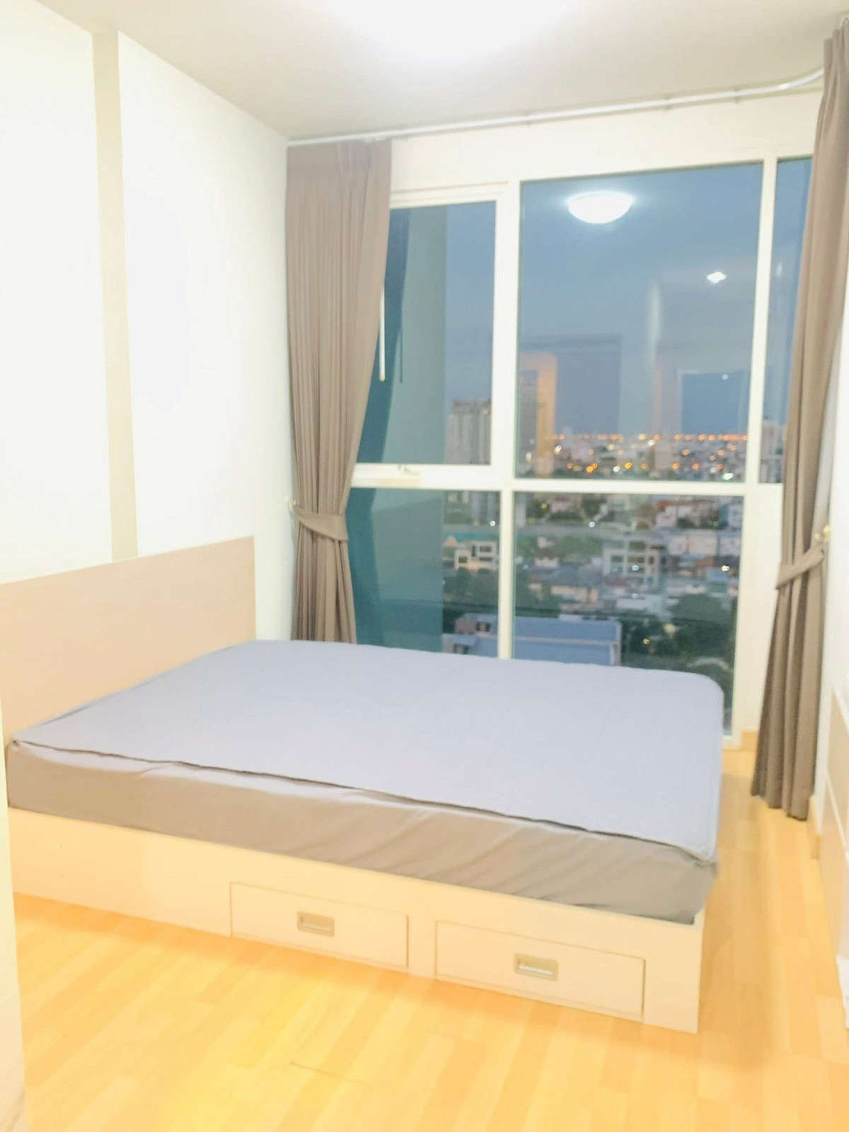 ให้เช่าคอนโดสะพานควาย จตุจักร : ไอดีโอ มิกซ์ พหลโยธิน  พื้นที่ : ขนาด 30 ตร.ม ชั้น 15 (One bedroom) ห้องนอน 1 ห้องน้ำ 1  ★ มีป้ายรถเมล์หน้าโครงการ, วินมอเตอร์ไซค์, รถไฟฟ้า BTS ทั้งหมดอยู่ใกล้ในระยะเดินไปมาได้สบายๆ