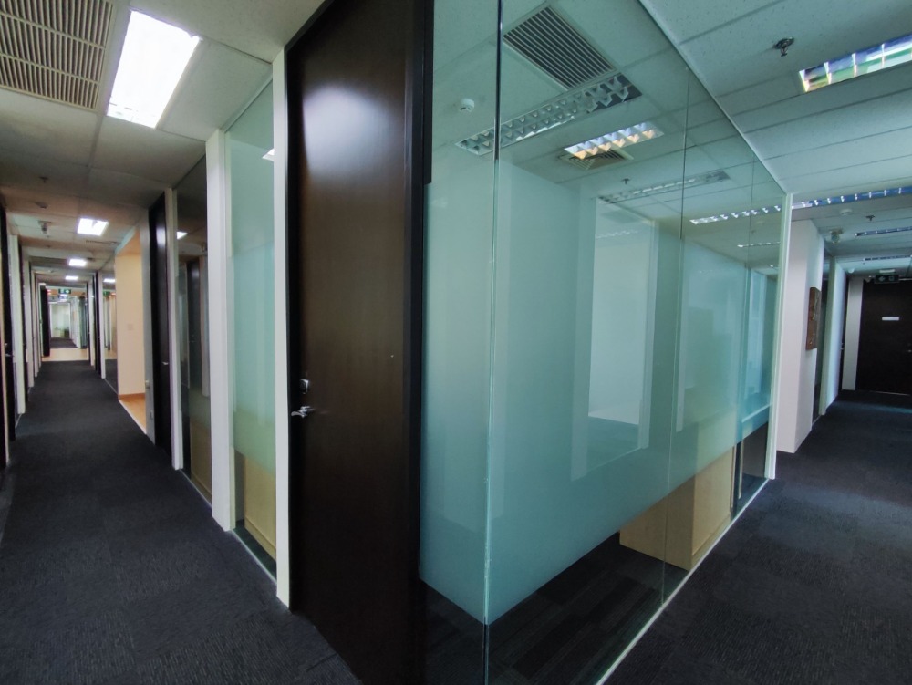 For RentOfficeSukhumvit, Asoke, Thonglor : Service office Office space for rent, Asoke, Sukhumvit, Serviced Office, beautifully decorated, ready to move in, Interchange 21 Building (Interchange 21 Office Building), 6 Workstations, rental price 53,890 baht, near BTS Asoke, MRT Sukhumvit.