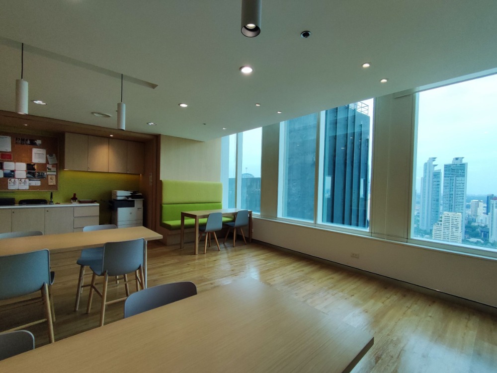 For RentOfficeSukhumvit, Asoke, Thonglor : Service office Office space for rent, Asoke, Sukhumvit, Serviced Office, beautifully decorated, ready to move in, Interchange 21 Building (Interchange 21 Office Building), 6 Workstations, rental price 53,890 baht, near BTS Asoke, MRT Sukhumvit.
