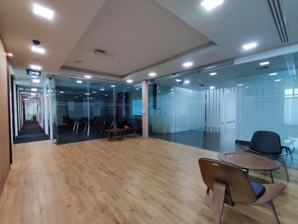 For RentOfficeSukhumvit, Asoke, Thonglor : Service office Office space for rent, Asoke, Sukhumvit, Serviced Office, beautifully decorated, ready to move in, Interchange 21 Building (Interchange 21 Office Building), 6 Workstations, rental price 53,890 baht, near BTS Asoke, MRT Sukhumvit.