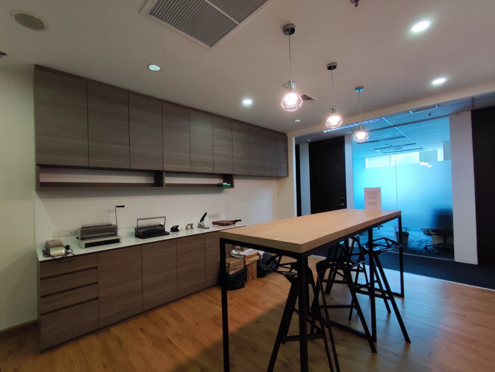 For RentOfficeSukhumvit, Asoke, Thonglor : Service office Office space for rent, Asoke, Sukhumvit, Serviced Office, beautifully decorated, ready to move in, Interchange 21 Building (Interchange 21 Office Building), 6 Workstations, rental price 53,890 baht, near BTS Asoke, MRT Sukhumvit.