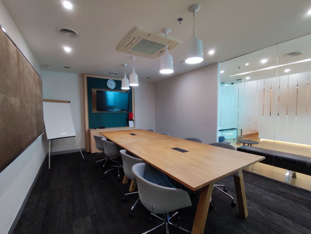 For RentOfficeSukhumvit, Asoke, Thonglor : Service office Office space for rent, Asoke, Sukhumvit, Serviced Office, beautifully decorated, ready to move in, Interchange 21 Building (Interchange 21 Office Building), 6 Workstations, rental price 53,890 baht, near BTS Asoke, MRT Sukhumvit.