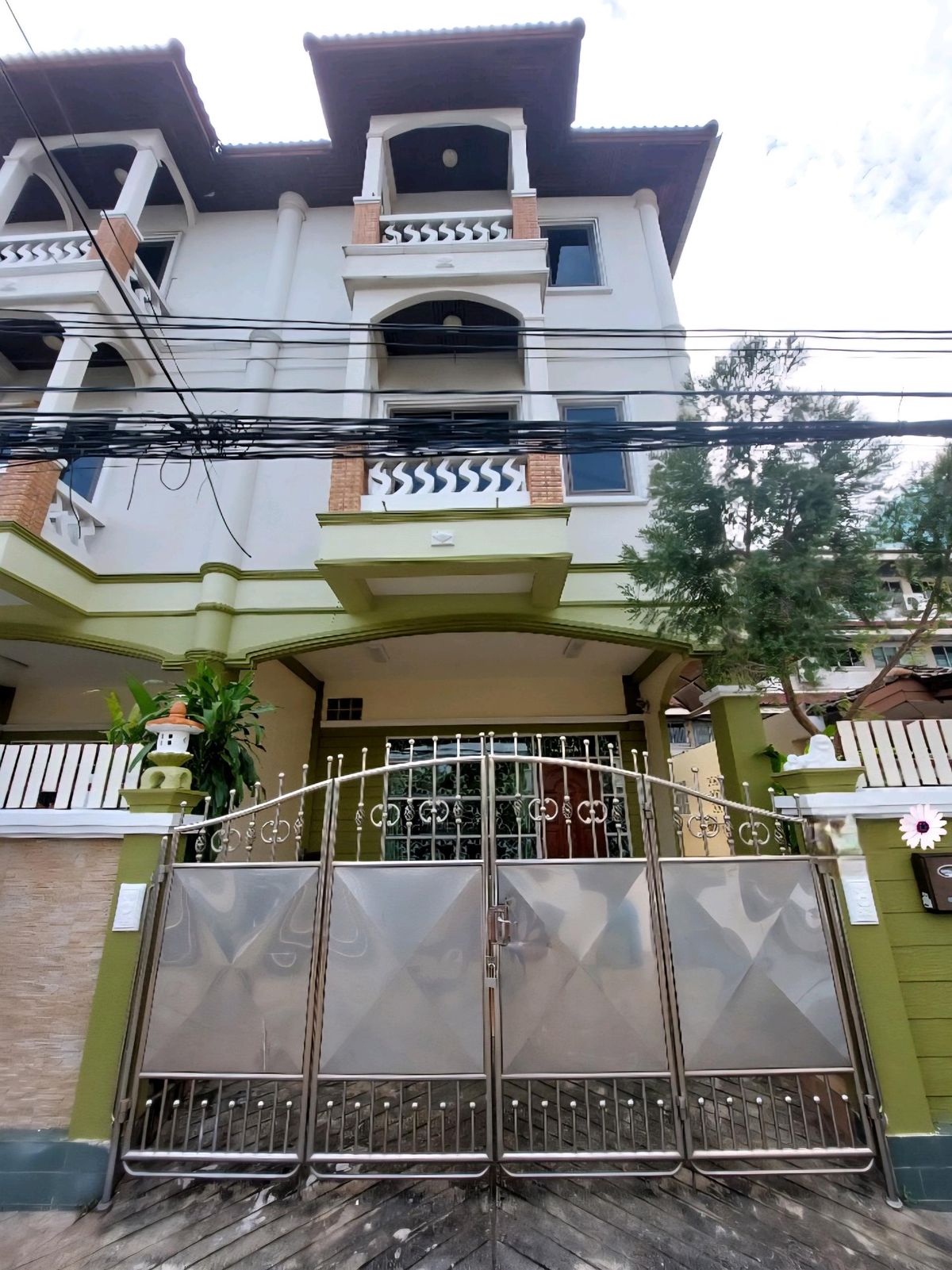 For RentTownhomeKasetsart, Ratchayothin : Townhome for rent, 3 floors, 45 sq m., located at Vibhavadi 28, exiting Soi Phahonyothin 19, close to Central Ladprao. For rent 25,000/month