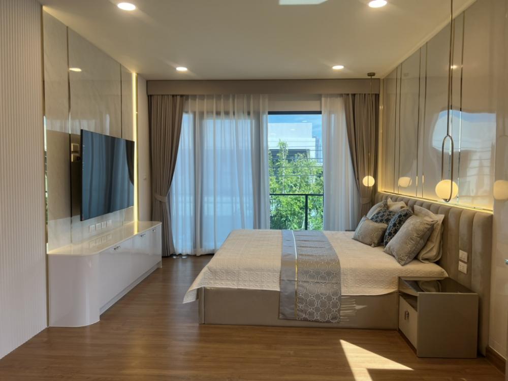 For SaleHouseBangna, Bearing, Lasalle : Beautiful New house, fully furnished, very luxuriously decorated, ready to move in, has a maids room, special sale, negotiable, Agent welcome🏠🏠Centro Bangna project behind Mega Bangna (Project 1 has a maids room)Beautiful New house, close to the Intl scho