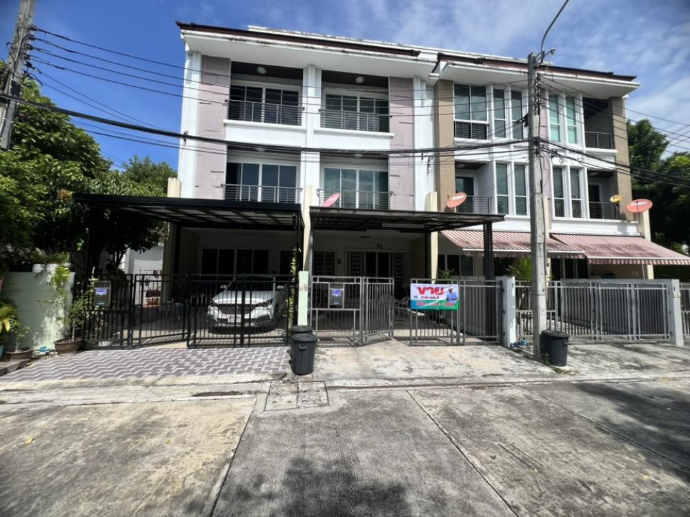 For SaleTownhomeLadkrabang, Suwannaphum Airport : For sale: 3-storey townhouse, Baan Klang Muang On Nut-Lat Krabang, no one in front of the house