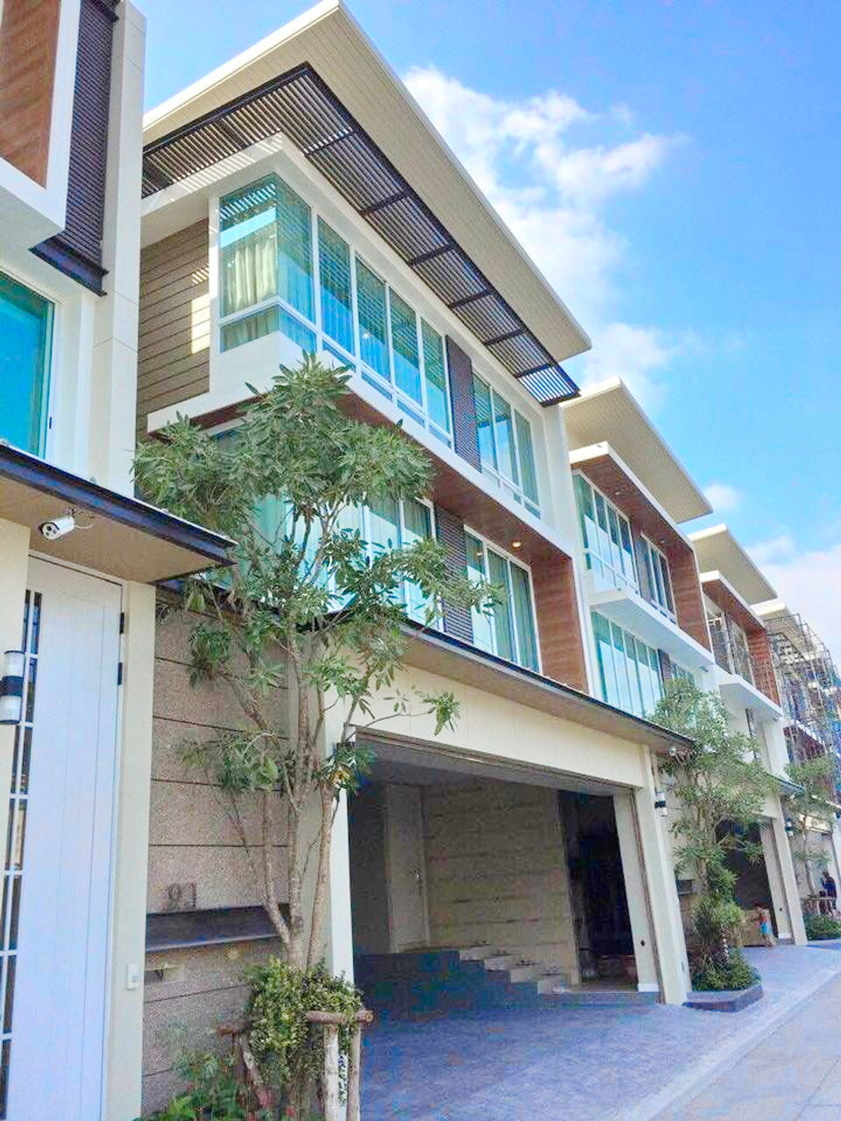 For RentHome OfficeSapankwai,Jatujak : HK0112😊😍 For RENT, SELL for rent, sale Phahonyothin 3 floors🚪4 bedrooms🚄near BTS Saphan Khwai🔔House area: 41.00 sq m.🔔Usable area: 330.00 sq m.💲Rent: 89,000฿💲Sale: 27,900,000 ฿📞O99-5919653,O65-9423251✅LineID:@sureresidence
