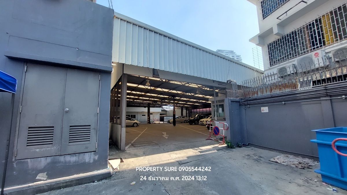 For RentShowroomRama3 (Riverside),Satupadit : Office Building&Showroom For rent, building space and land for rent in the heart of Rama 3 Road, the best business location. Connects to the main Rama Road. 3-Sathorn-Industrial Ring Road Land frontage next to Rama 3 Road approximately 62 meters.